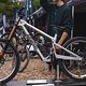 Noch ein paar Produkte gefällig? Aber gerne. Bei Atherton gibt&#039;s mit der S-Range jetzt auch Bikes aus Aluminium und die sehen sehr schick aus.