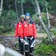 Steffi Marth und Harriet Rücknagel nutzen die Zeit, um sich die Strecke nach dem Training nochmal zu Fuß anzuschauen