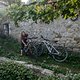 23 Fahrradraum uner 23Weinreben mit im Nirgendwo in einem einsamen Bergdorf