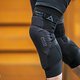 Die Ion Acron LT-Knieschoner bieten Level 2-Schutz und eine Strumpf-Konstruktion.