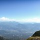 Panorama vom Monte Roèn aus: Links im Tal liegt Bozen, nach rechts erstreckt sich das Tal in Richtung Trento.