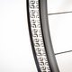 Von Haus aus liefert e-thirteen den TRS Race Carbon Laufradsatz mit passendem Tubeless-Felgenband