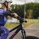 Laura trägt das komplette Race Outfit, bestehend aus dem Youth Gravity Jersey (49,99 €) und der Youth Gravity Pants (99,99 €).