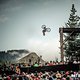 Cam Zink flippt vom Startdrop