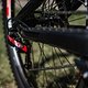 Geschaltet wird mit dem sehr zuverlässigen SRAM X01 DH-Antrieb mit 7 Gängen.