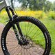 Das Fahrwerk besteht aus einer RockShox Lyrik Ultimate RC2 Federgabel ...