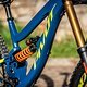 Sein erster Kommentar zum neuen Pivot Phoenix DH 29: Das Bike ist dunkelblau mit neongelben Aufklebern