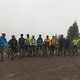 Ein Teil des Teams bei der gemeinsamen „Klassenfahrt“ - dieses Jahr ging es mit Gravelbikes bei mittelmäßigem Wetter über den Rennsteig in Thüringen.
