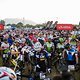 Die Fahrer warten auf den Start von Stage 4