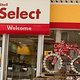 Die Shell-Tankstelle ist mit einem Coladosen-Bike dekoriert -Greg Beadle-Cape Epic-SPORTZPICS