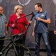 Etwas unbedarft versuchte sich Deutschlands Regierungschefin einen Eindruck von aktuellen Trends und Fortschritten der Radsport-Industrie zu verschaffen.