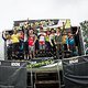Die Gewinner versammelt auf dem Podium