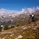 Stage 1: „Kaltstart“ beginnt mit einem Sprint über Alpwiesen, bevor es in den Bikepark übergeht.