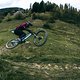 Auch in die Luft geht der Downhill-Bolide erstaunlich behände