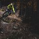 Testfahrer Joni nimmt die Trails in Nove Mesto pod Smrkem ins Visier. Eigentlich gab es da keinen Absprung - Joni fand trotzdem einen.