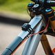 Vorm Training ist das gesamte Bike mit Sensoren ausgestattet und verkabelt worden, um wertvolle Erkenntnisse zu sammeln und ein perfektes Setup für die anspruchsvolle Strecke zu finden.