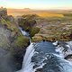 Wasserfall bei Hólaskjól in der Abendsonne