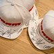 Heiße Ware: SRAM Podium Hats mit Original-Unterschriften der fünf Teamfahrer.