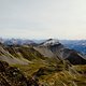 Schroffe Gipfel, karge Schotterreisen - auf über 2.800m starten die Trails und bieten gut 1.500 Höhenmeter Abfahrtspotential