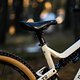 Der für ein Trailbike ungewöhnlich dicke Sattel erhöht dem Hersteller zufolge die Kontrollierbarkeit des Bikes in der Luft
