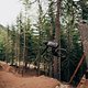 Mit Highspeed geht es aus dem Wallride und direkt in die nächste Sektion mit Anliegern und einem Drop.