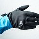 Die Fox Attack Pro Fire-Handschuhe sind lediglich in der Farbe Schwarz erhältlich und kosten 40 € (UVP)