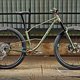 Das Saint Hardtail von Rare Earth Cycles setzt auf 140 mm Federweg an der Front und einen 65° flachen Lenkwinkel.
