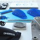 Dharco setzt bei der neuen Protektor-Kollektion auf flexible Rheon-Pads, die unter Krafteinwirkung verhärten und die Impaktenergie absorbieren sollen.