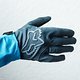 Die Fox Attack Water-Handschuhe sind in den Farben blau und schwarz sowie den Größen S bis XXL erhältlich.