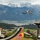 Thomas Genon mit einem Superman Seatgrab vor den Innsbrucker Bergen