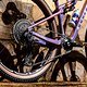 Eine US-Amerikanische Sportlerin fährt auf einem US-Amerikanischen Bike