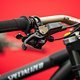 Was haben wir den hier? An den Bikes des Specialized Gravity Teams scheint sich eine brandneue Bremsanlage zu finden.