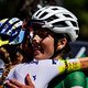 Faire Gratulation im Ziel zwischen der Zweit- und Drittplatzierten