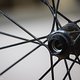 Nachdem die Laufräder aus der Form kommen, werden sie auseinandergezogen. Das bringt die Carbon-Speichen auf Spannung.