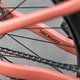 … überall am aprikot-farbenen Bike.