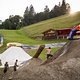 Bis in die späten Abendstunden wird der Slopestyle Parcours geshapt