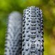 Maxxis geht als erster Reifenhersteller weltweit den Schritt, XC-Reifen mit einer mächtigen Breite von 2,4“ auszustatten – wir haben die Rennsportklassiker Aspen und Rekon Race für euch getestet.