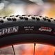 Es scheint Wirklichkeit zu werden. Auf dem Maxxis Aspen-Reifen prangt gut sichtbar die 32. Diese steht für 32&quot;.