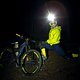 Nicht nur die Helmlampe glänzt und leuchtet, ebenso das Bike und die Laufräder sind im dunklen Wald nicht zu übersehen.
