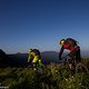 Fahrt in den Sonnenaufgang inklusive Mond im Hintergrund