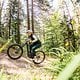 Natasza nimmt den Anstieg auf dem E-Bike in Angriff.