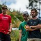 Die Cube Global Squad-Fahrer Max Hartenstern und Matt Walker begutachteten den Waldeingang zusammen mit dem Trek Factory Racing-Junior Kade Edwards.