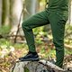 Die Länge der flexiblen Hose, die es in Schwarz und „Utility Green“ gibt, ist auch mit gebeugtem Knie ideal.