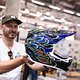 Der Helm ist nicht neu, wohl aber die Lackierung – hierfür wendet Troy Lee Designs eine neue Technik an, die ihr auf der Eurobike unter die Lupe nehmen könnt.