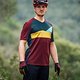 In fünf Größen, sieben Farben und zwei verschiedenen Ärmellängen ist das Pearl Izumi Launch Trikot erhältlich. Die hier gezeigte Kurzarm-Version kostet 64,95 €.