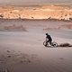 Kaum ein Untergrund, den wir im Hinterland der Anden nicht unter die Röder bekommen. Dünen-Surfen in der Atacama-Wüste in Chile.