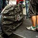 Für diese Packtasche hat Evoc einen Eurobike Award erhalten. Sie dient dazu, das saubere Auto vor dem dreckigen Bike zu schützen