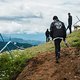 Eine Abschussrampe ohne Landung schießt die Fahrer nach ein paar Kurven zurück auf die alpine Wiese.