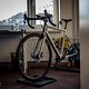 In ihrem winzigen Studenten-Zimmer im Zentrum Jenas hat Nina noch eine Rennrad-Rolle aufgebaut