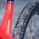 Tuning-Tipp: Der Maxxis Minion Semi Slick-Reifen am Hinterrad rollt sehr gut und bereitet geübteren Fahrern viel Spaß auf dem Trail